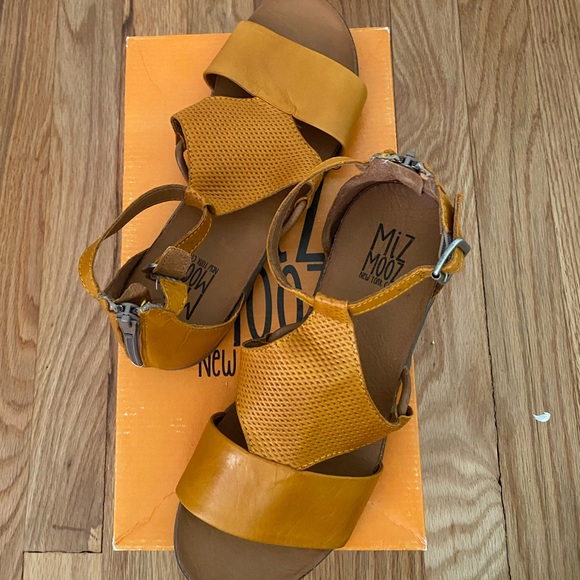 NWT Miz Mooz Mari sandal in beautiful Ochre, size 38 - Picture 4 of 6